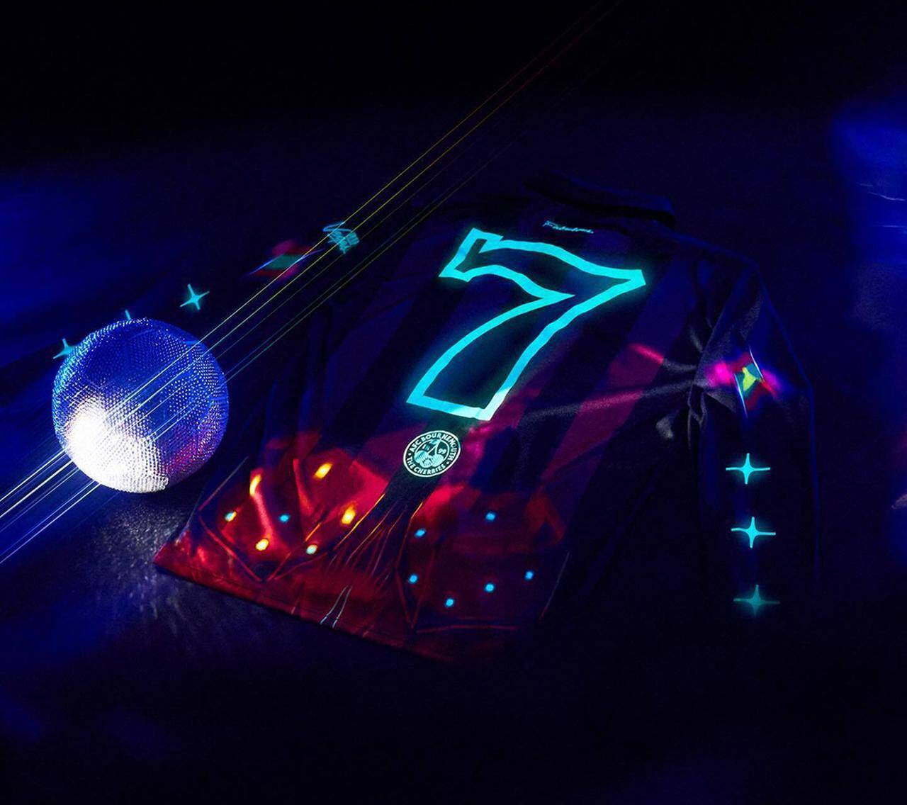 なんと「50着」限定！ボーンマスが光るユニフォームを発表 “ラスベガス”とコラボのド派手デザイン