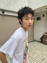 【動きのあるヘア】で軽快に。 遊び心あるピンパーマで作る「大人のスタイリング」