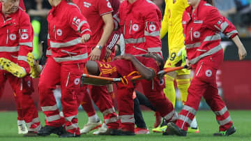 24歳のローマDF、胸をおさえて倒れ込む…緊急搬送で試合打ち切り