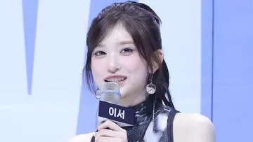 “ウエストライン”が際立つファッション…IVEの19歳イソ、始球式でデッドボールも「逆にイソらしくて最高」とファン歓喜