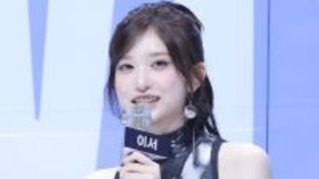 “ウエストライン”が際立つファッション…IVEの19歳イソ、始球式でデッドボールも「逆にイソらしくて最高」とファン歓喜