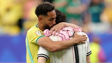 W杯敗退で号泣の日本代表選手、ネイマールらが慰める…「世界中の心を動かした感動シーン」と海外でも話題