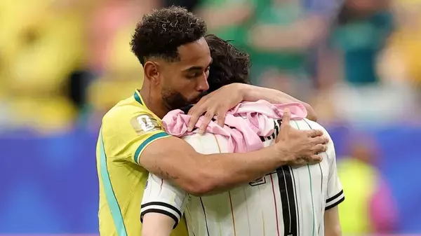 W杯敗退で号泣の日本代表選手、ネイマールらが慰める…「世界中の心を動かした感動シーン」と海外でも話題