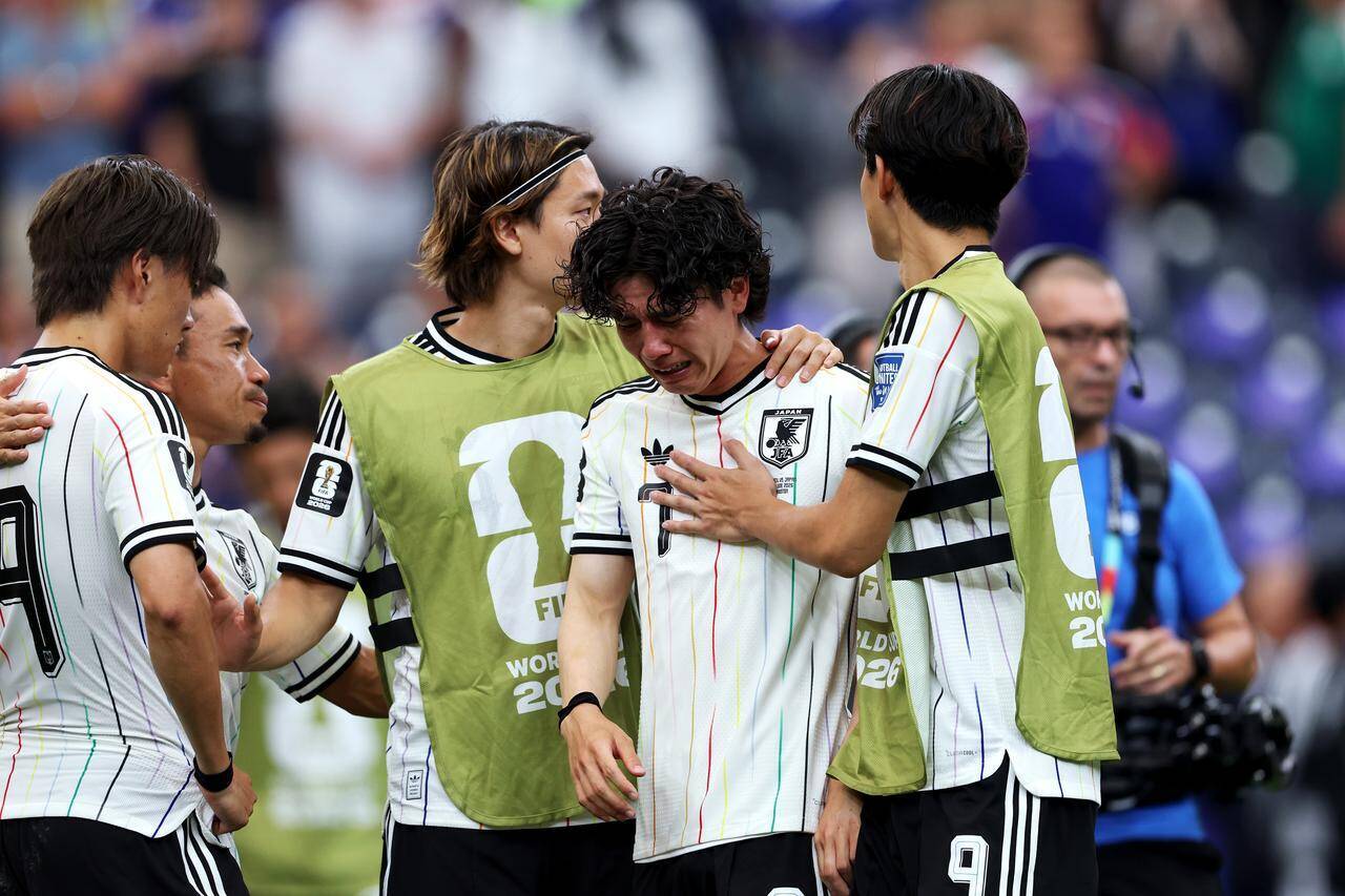 W杯敗退で号泣の日本代表選手、ネイマールらが慰める…「世界中の心を動かした感動シーン」と海外でも話題