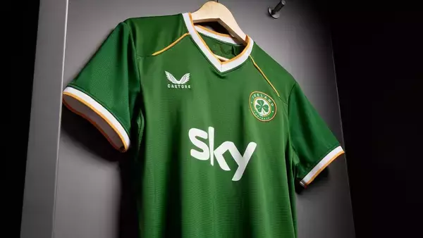 W杯プレーオフを戦うアイルランド代表、2026新ユニフォームを発表！白のアウェイは“砂柄”に