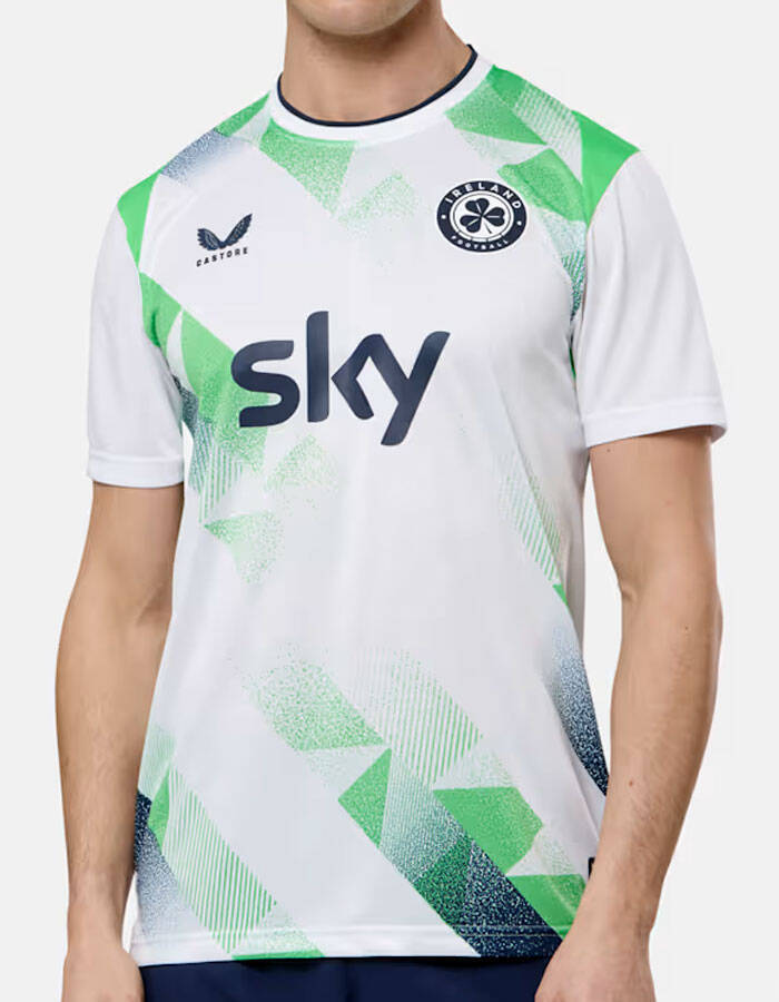 W杯プレーオフを戦うアイルランド代表、2026新ユニフォームを発表！白のアウェイは“砂柄”に