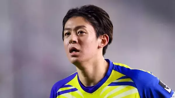 「ひどいファウルだった…彼は病院に向かった」24歳日本人、頭部接触で記憶が飛ぶ！？海外監督が心配