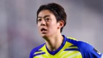 「ひどいファウルだった…彼は病院に向かった」24歳日本人、頭部接触で記憶が飛ぶ！？海外監督が心配