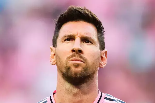 「サッカーとは無関係だった」涙を流したメッシ、父の闘病公表の数日後に成し遂げた快挙