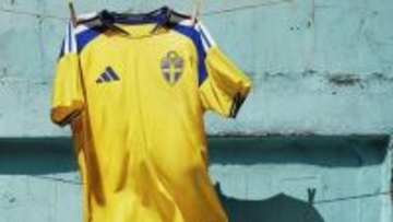 日本とも対戦！スウェーデン代表、W杯に向けた2026新ユニフォームは伝説「ABBA」の時代をデザイン