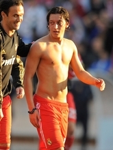 引退エジルが衝撃のガチムチにイメチェン！筋肉王ロナウドも「兄弟、悪くないね」