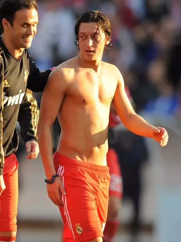 引退エジルが衝撃のガチムチにイメチェン！筋肉王ロナウドも「兄弟、悪くないね」