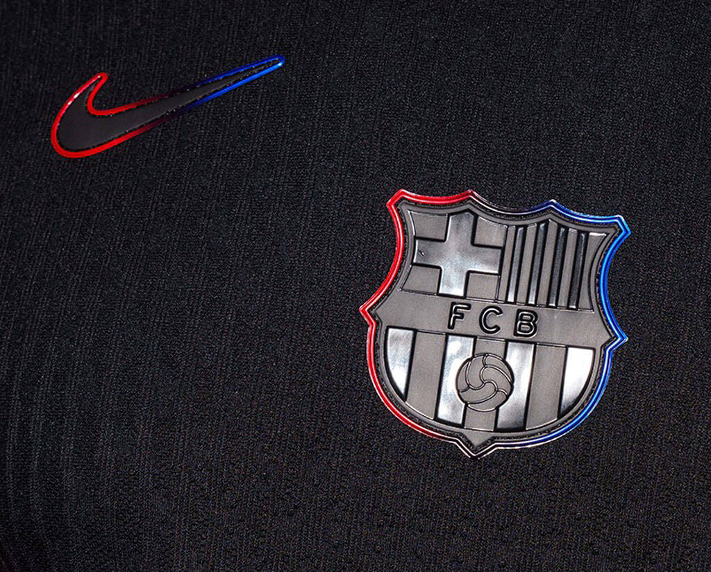 バルセロナが「近未来デザイン」の新アウェイユニフォームを発表！クラブ史上“4つ目の漆黒ユニ”に