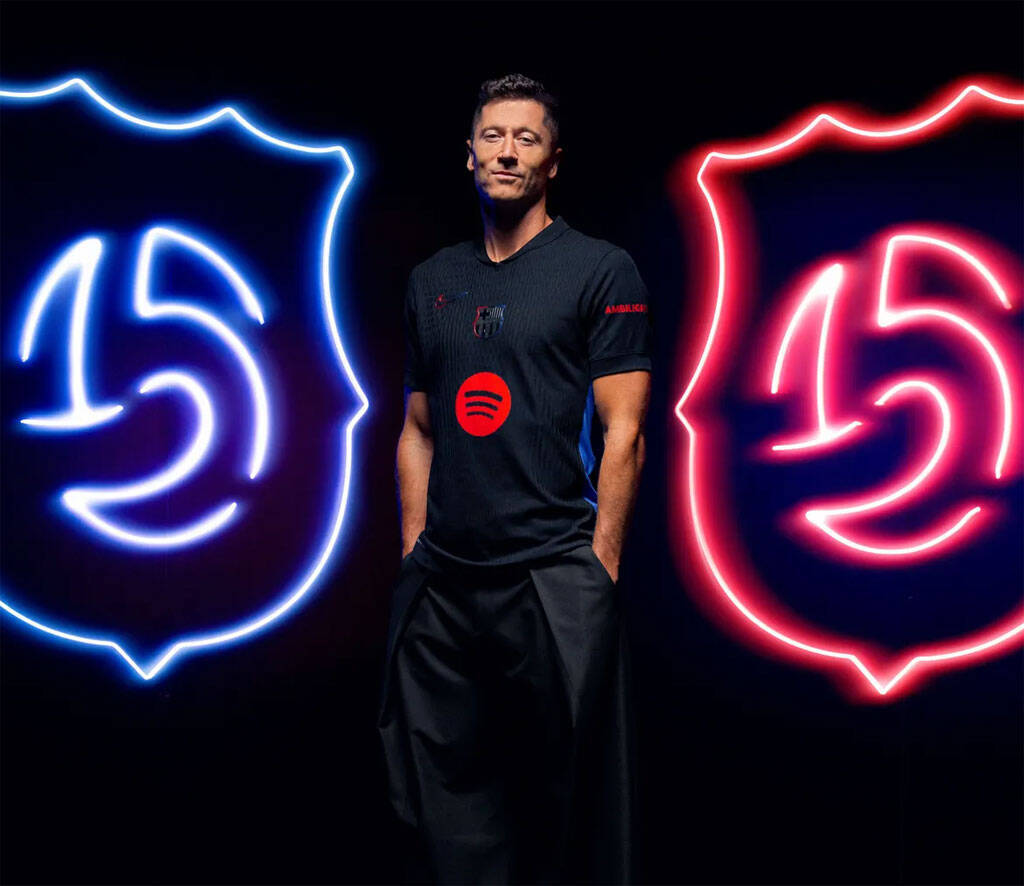 バルセロナが「近未来デザイン」の新アウェイユニフォームを発表！クラブ史上“4つ目の漆黒ユニ”に