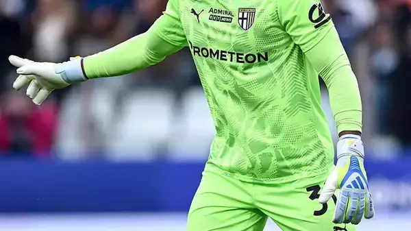 「投げてみてくれ」ハーフウェーラインを越えた一投——PSGが評価した鈴木彩艶の"ある能力"