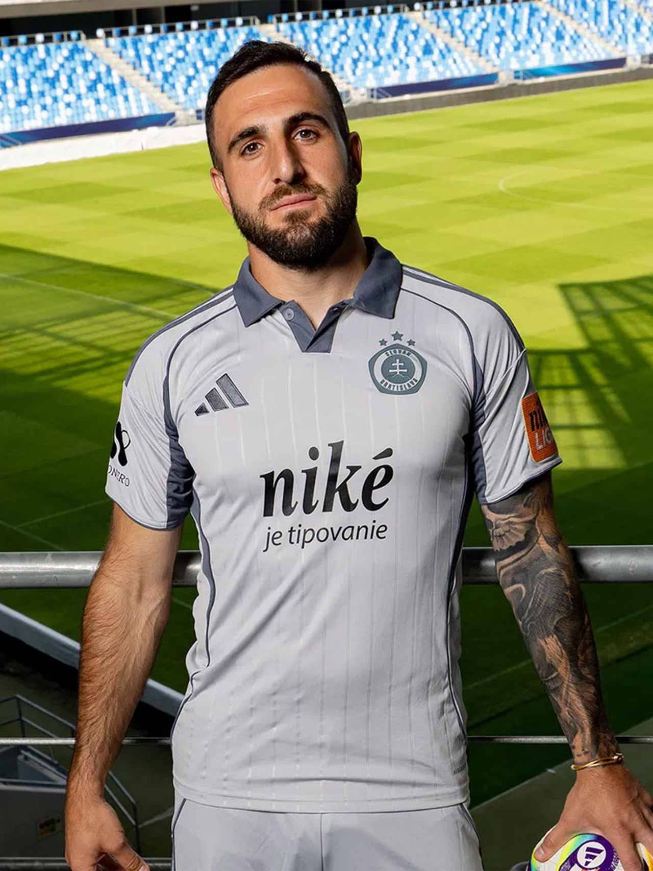 アディダスにNIKEロゴ？松岡大起が移籍のスロバキア名門、ユニフォームの“妙な違和感”が面白い