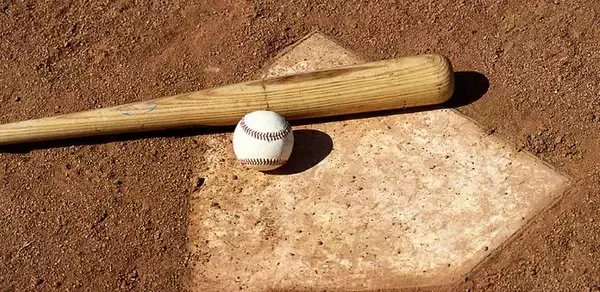 「恐ろしい瞬間」プロ野球デビュー戦の球審、バット頭部直撃で緊急手術の悲劇…海外でも物議