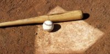 「恐ろしい瞬間」プロ野球デビュー戦の球審、バット頭部直撃で緊急手術の悲劇…海外でも物議