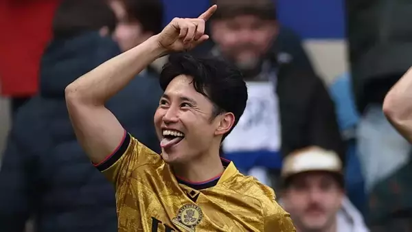 明大卒の29歳日本人、英チームの年間MVPに選出される！『陽キャ』でファンの人気者になる