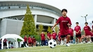 アシックス、神戸で小学生向けサッカーイベントを開催！スパイクを履いて「できた！」…親子でフラッグベアラーも体験