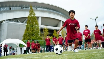 アシックス、神戸で小学生向けサッカーイベントを開催！スパイクを履いて「できた！」…親子でフラッグベアラーも体験