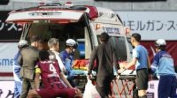 「意識はあり、命に別状はありません」激しい頭部接触で流血！Jリーグでショッキングなアクシデント…チームが声明発表