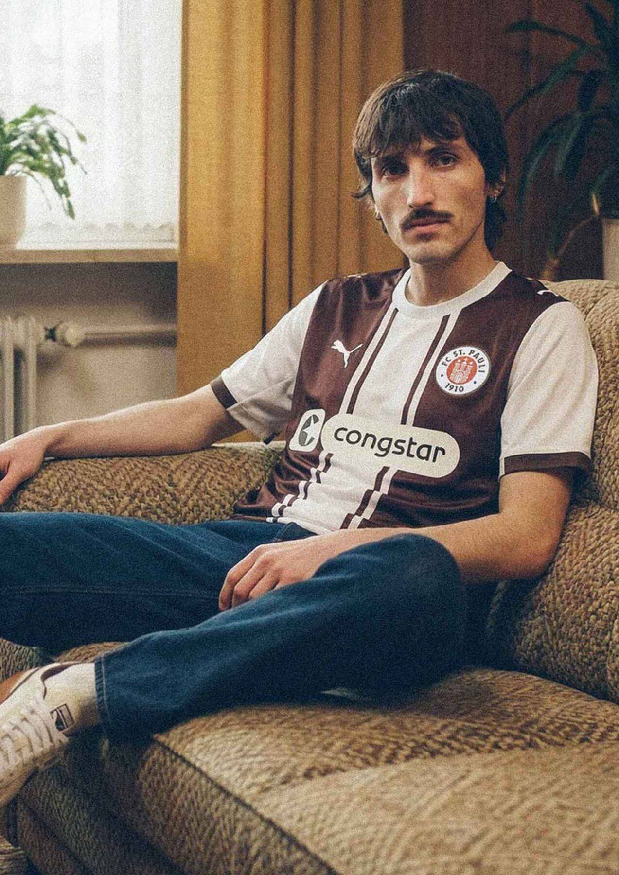 日本人所属ザンクト・パウリ、「70年代デザイン」特別ユニフォームを発表！デビュー戦で大敗する