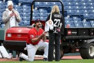 ガーディアンズの捕手ヘッジスが公開プロポーズ！MLB公式も「良いシーズンのスタート」と祝福