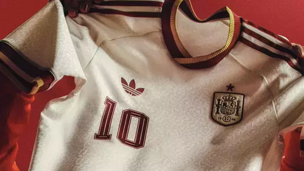 スペイン代表、W杯に向けた新アウェイユニフォーム発表！華やかな装飾で「文学」をたたえる