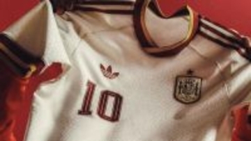 スペイン代表、W杯に向けた新アウェイユニフォーム発表！華やかな装飾で「文学」をたたえる