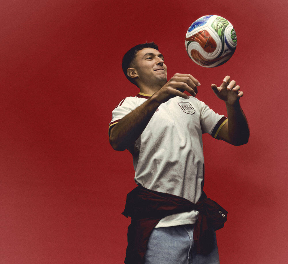 スペイン代表、W杯に向けた新アウェイユニフォーム発表！華やかな装飾で「文学」をたたえる