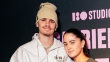 来日のベッカム次男、サッカー日本代表のユニフォームを着る！彼女とともに木村拓哉さんら愛用ブランドも着用