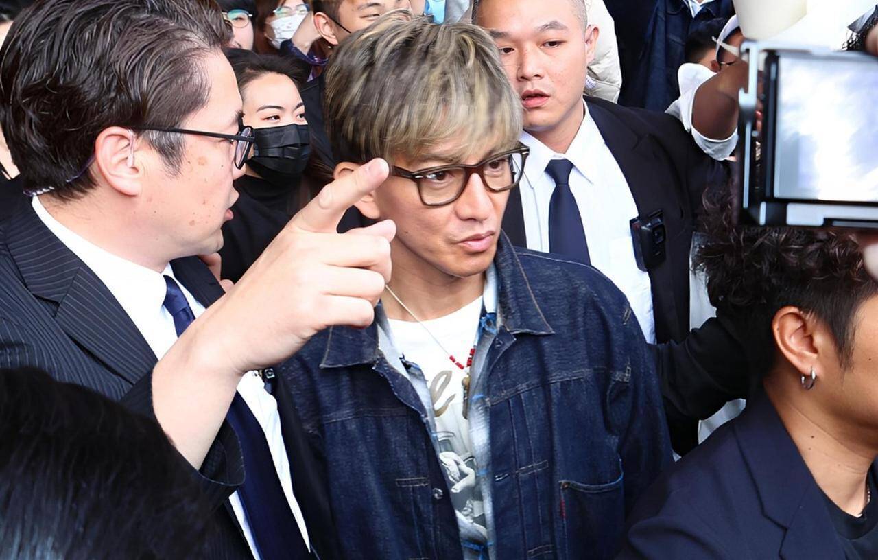 来日のベッカム次男、サッカー日本代表のユニフォームを着る！彼女とともに木村拓哉さんら愛用ブランドも着用