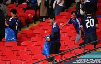 ウェンブリーで勝って、そして掃除した……日本サポーターの行動に世界が驚き「リスペクトの意味を教わった」