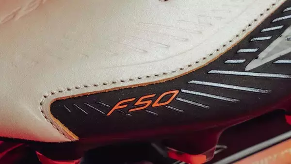 adidasの最新サッカースパイクが“レザーアッパー”に！プレミアムな新作コレクション「レザーテックパック」が登場