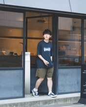 【大人の休日コーデ】も手抜きに見せない。カフェ巡りに合う「カジュアルスタイル」