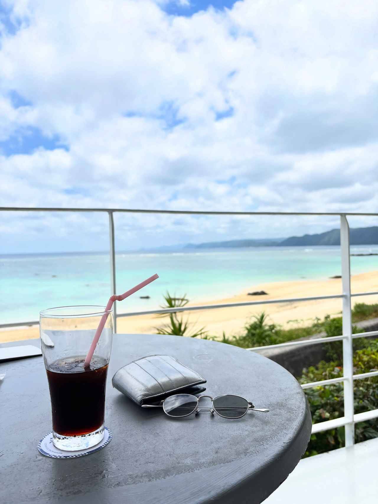 日差しに映える目元。夏のシンプルコーデに効く【本命アイウェア】