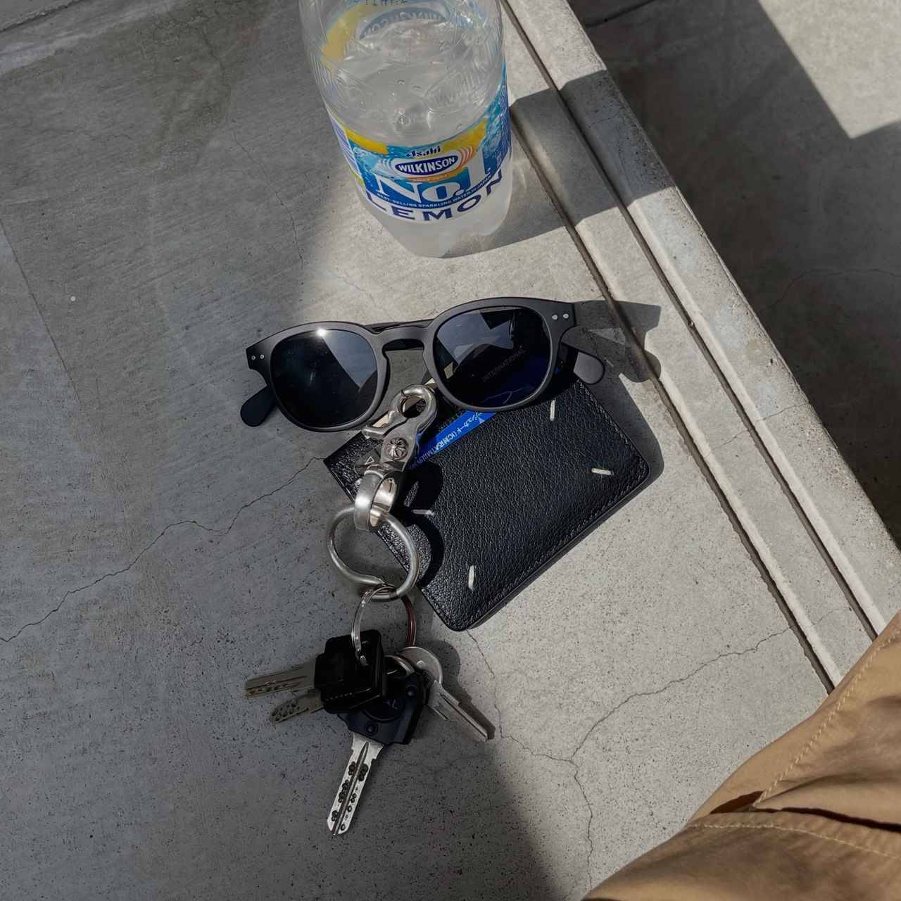 日差しに映える目元。夏のシンプルコーデに効く【本命アイウェア】