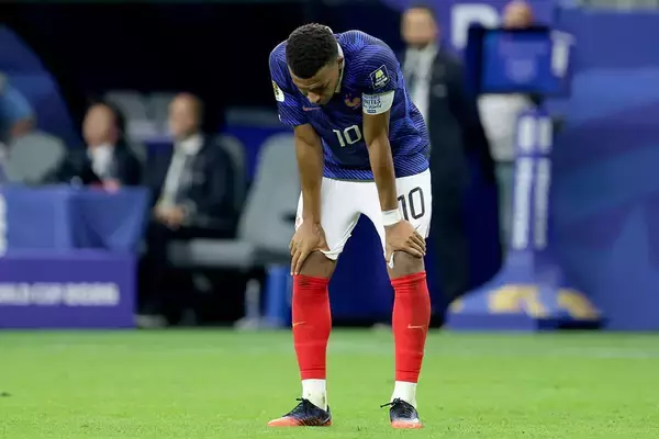 フランス革命記念日に"祝祭ムード"一変——7万人の警備態勢もW杯敗退の暴動を防げず
