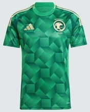 日本代表と対戦！サウジアラビアに2つの最新ユニフォーム登場　白のアウェイは「まさかのヒョウ柄」に