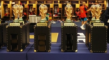 性的暴行無罪も金欠…元仏代表スター、W杯優勝レプリカトロフィーを980万円で売却 「俺のだからやりたいようにやる」