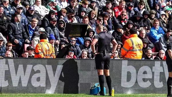 日本人選手多数所属のイングランド2部、来季以降もVARなし…“簡易型VAR”も「強い反対意見」で導入見送り