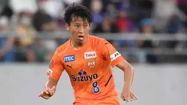 「エモーションをもたらす」「応援してるぞ！」2度目の海外に挑む日本人MF、現地のお菓子を頬張る姿が話題に