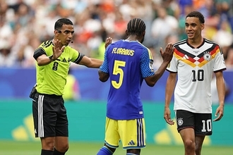 W杯の試合中にVAR審判が繰り返した「謎の指サイン」、FIFAが調査に乗り出した理由