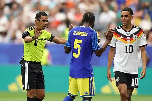 W杯の試合中にVAR審判が繰り返した「謎の指サイン」、FIFAが調査に乗り出した理由