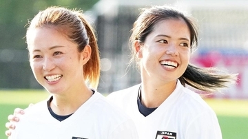 「2回も追いついてすごい試合だった」なでしこ2選手がユニフォーム姿でW杯現地応援！背番号はイングランドで共闘のあの選手