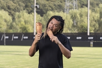 J3栃木シティFW田中パウロ淳一、「ファミチキあげあげ祭」応援隊長に就任！“ファミチキすね当て”をつけて豪快ゴール