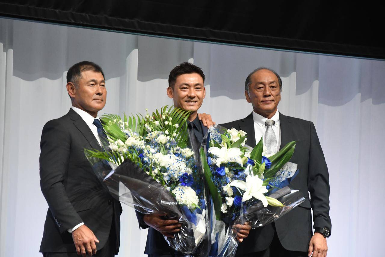 “ミスターレオ”栗山巧の引退企画、ポスタージャックの四代目「L-train」が西武球場前駅に！ラストマッチに花を添える
