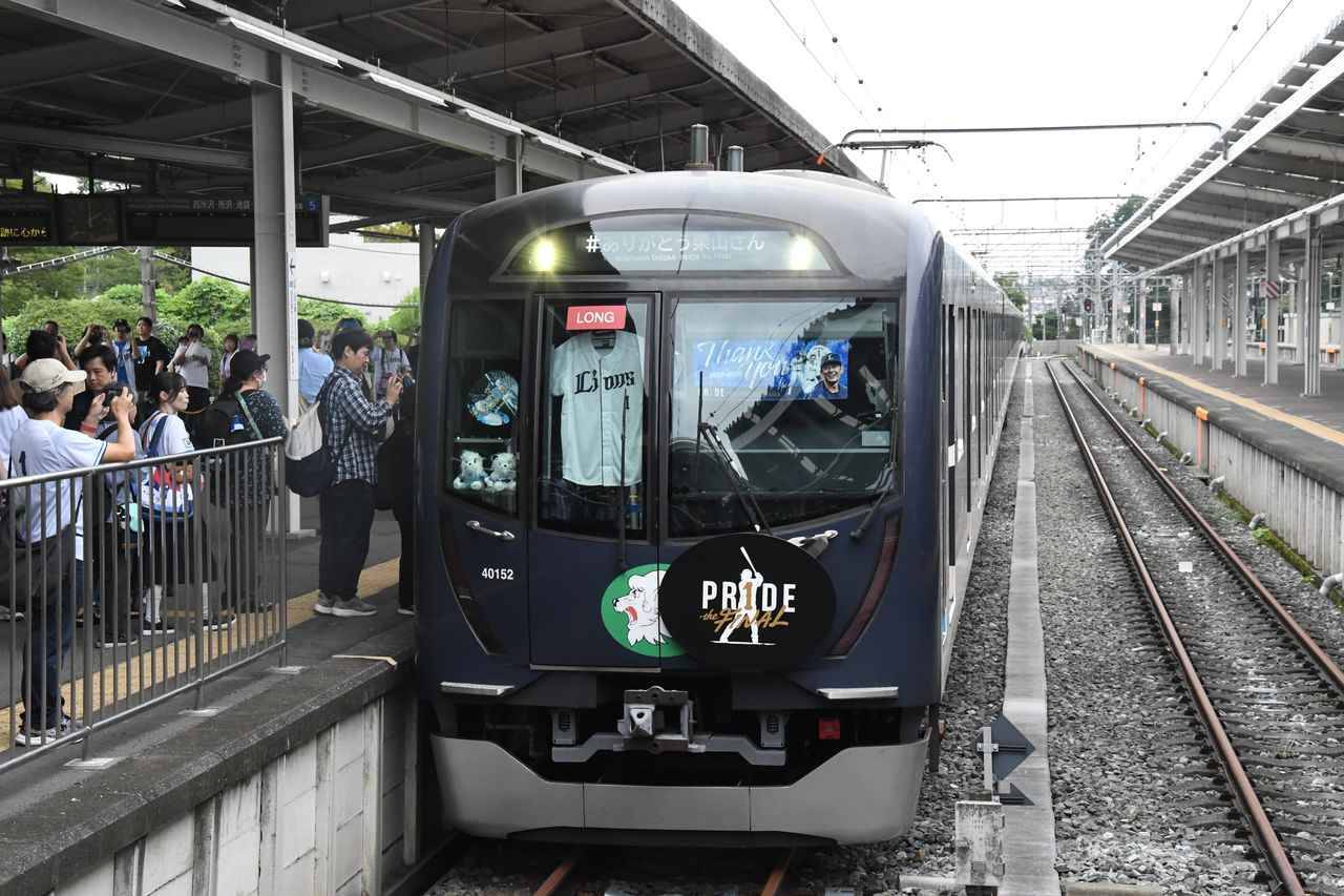 “ミスターレオ”栗山巧の引退企画、ポスタージャックの四代目「L-train」が西武球場前駅に！ラストマッチに花を添える