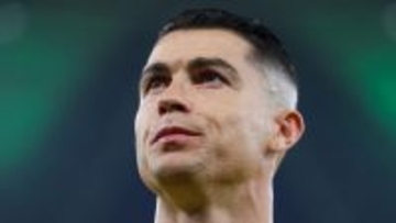 40歳ロナウド、失点した39歳GKの頭を叩いて怒らせる！謝罪するはめに…「衝撃的行為」と現地